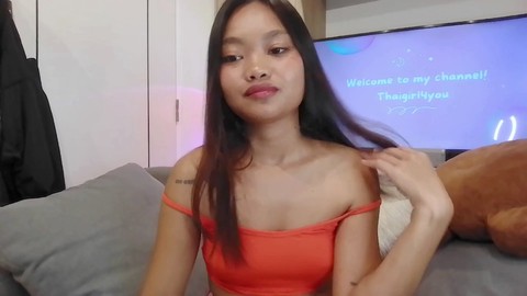 Adolescente asiática acariciando su cuerpo ideal en un video casero