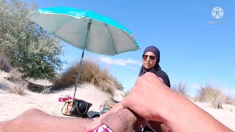 ¡Sorprendí a esta hermosa mujer musulmana mostrando mi miembro en la playa abarrotada, oh no, su esposo viene en camino!