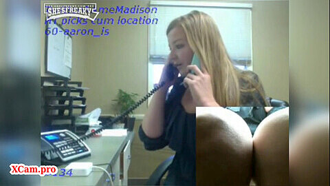 Babe tettona cavalca il dildo sul webcam mentre parla al telefono durante la pausa lavoro - www.XCam.professional