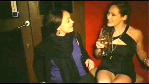 Liza Del Sierra et Emy Russo s'occupent d'un chaud étalon noir dans une action interraciale en HD !