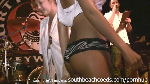 Nervöse College-Mädels präsentieren ihre rohen Höschen und nassen T-Shirts während des Key West Spring Breaks.