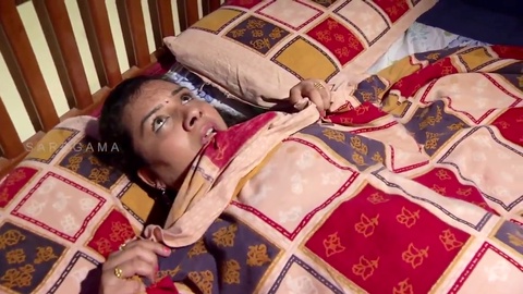 Un sensual coqueteo con un sari de seda de satén - ¡un asunto seductor en nylon y seda!