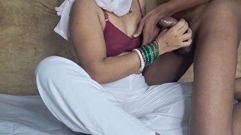 La cachonda bhabhi india seduce y disfruta de un festín de sexo ardiente con un toque de romance