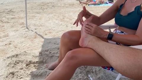 Una milf de Florida mima a su esposo con un masaje de pies en público - Serie Florida 3