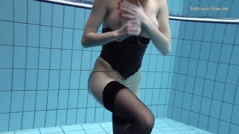 Brunette aux énormes seins Anetta sous l'eau;