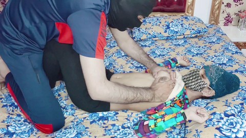 Lo stallone pakistano si impegna in un incontro appassionato durante un sensuale massaggio a tutto il corpo