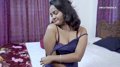 Mujer india que se desnuda y es follada tan duro