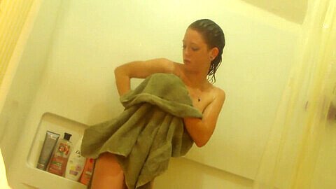 ¡Mírame en secreto mientras me ducho! Adolescente pelirroja bañándose.