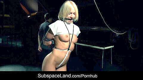 Kiara Lord, la soumise blonde séduisante, est attachée et jouée lors d'une séance de BDSM