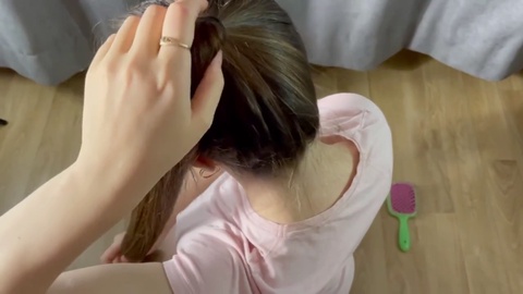 La muñeca sexy DanaKiss recibe una abundante cantidad de leche en su cabello mientras juega con el fisting