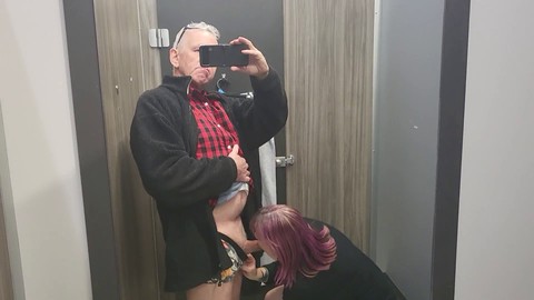 Pisciata amatoriale, bagno pubblico, milf tatuata