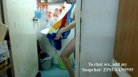 Une nana aux gros seins fait une démonstration coquine sur sa webcam depuis sa salle de bain