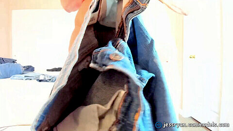 Exhibition de mode en jean bleu par la chaude milf camgirl Jess Ryan - Partie 2