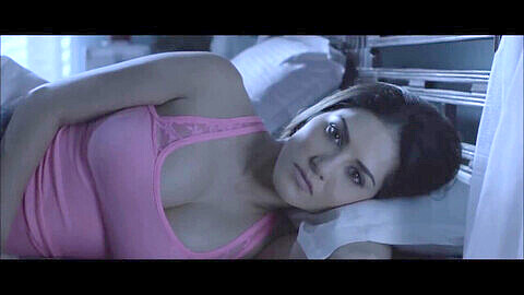 Sunny Leone très chaude dans une scène de baise au ralenti sous la douche