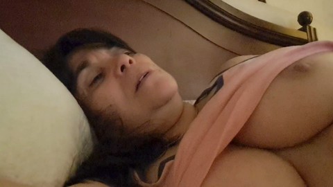 Sessione orale sensuale del figliastro mentre il coniuge si fa la doccia - la selvaggia MILF Monse viene sedotta