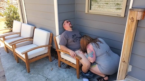 Busty middle-aged wife enjoys outdoor deepthroat and gets plowed with a facial