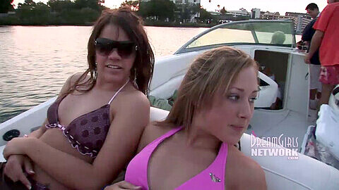 Excursion en bateau nu avec trois étudiantes en chaleur exhibant leurs atouts pendant les vacances de printemps