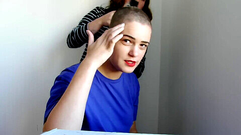 Expérience de coupe de cheveux sensuelle : Transformation avec une tête rasée !