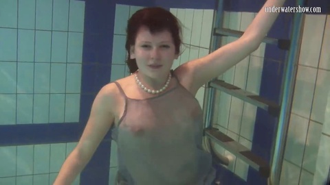 Chicas traviesas, nadando desnudo, desnudos bajo el agua