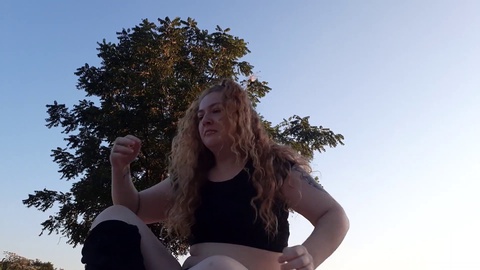 Masturbación arriesgada junto al lago: ¡adolescente curvilínea amateur juega con su coño palpitante en público!