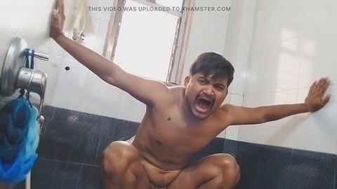 Fantasme dans la salle de bains des garçons : Session sensuelle de pompage gay maintenant dans une vidéo relaxante