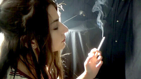 Feticismo del fumo - una ragazza fuma