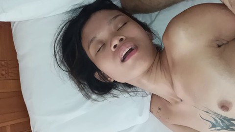 ¡El regalo de Navidad perfecto para la delgada adolescente asiática es su primera experiencia anal!