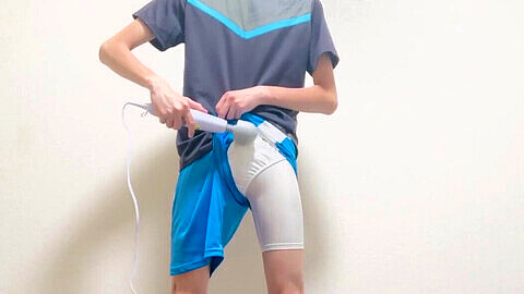 Footballeur chinois change d'uniforme et éjacule avec un vibrateur dans ses sous-vêtements