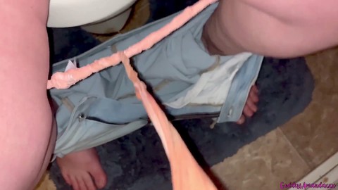 Eine geile MILF-Ehefrau mit Piercings genießt versautes Pipi-Spiel im Badezimmer