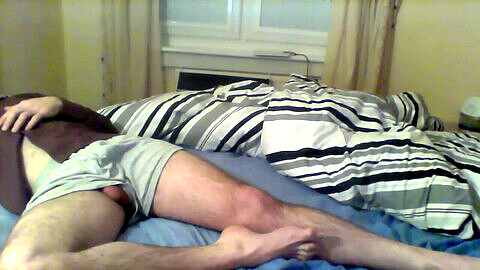Oriné en mi cama después de una noche loca - en vivo en la webcam