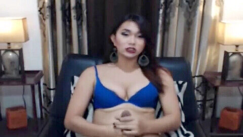 Wunderschöne Transgender-Babe masturbiert vor der Webcam für dein Vergnügen