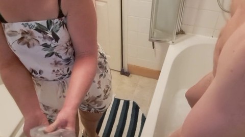 La fidanzata CFNM fa una sega provocante incessante nel bagno mentre parla sporco.