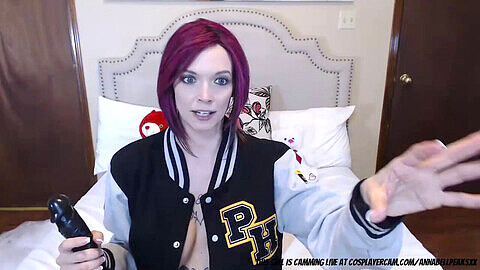Belle-mère alternative en cosplay se gode sur webcam pour ses fans fidèles