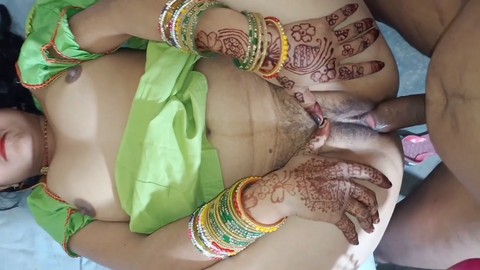 La sposata indiana Lalitabhabhi viene riempita dal suo patrigno nella camera da letto.