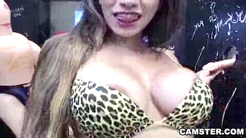 Jamie Valentine, latina aux seins et fesses gigantesques, visite le trou de baise de gloire avec webcam