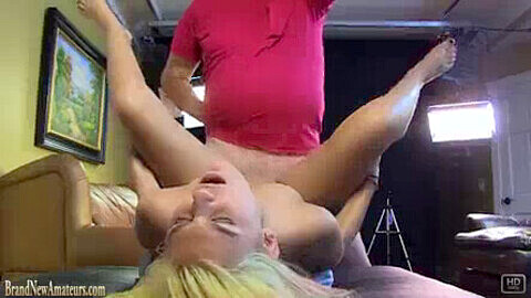 Bailey, jeune amatrice blonde, se fait baiser sur le canapé de casting en POV