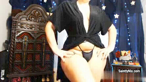 Die kurze sexy haarige Cougar Saintly Nix gibt eine erstaunliche Striptease-Show