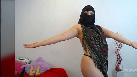 Arabische BBW-Cougar führt einen verführerischen Tanz im Hijab auf