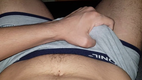 Entspannung nach einem langen Arbeitstag: junger Mann masturbiert und spritzt ab
