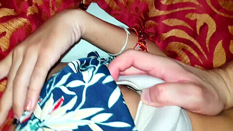 Adolescente asiatica con figa stretta e umida riceve creampie - perforazione studentesca senza preservativo