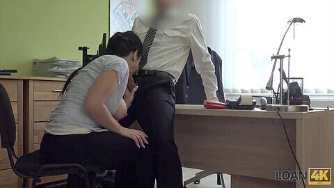 Alex Black si eccita e fa sesso sul desk dell'ufficio.