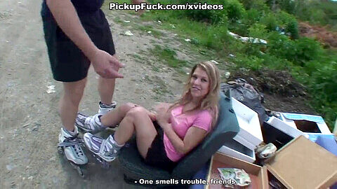 Inexperienced woman on roller skates gives public road head to a pickup guy!