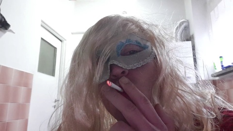 Verführerische Blondine gibt sich dem Rauchfetisch mit Lippenkonturenstift und Zigarette hin