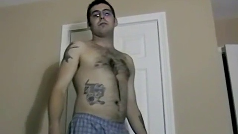 Un amateur tatoué avec des lunettes se masturbe en solo et éjacule