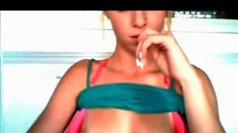 Heiße Blondine zeigt ihre großen Titten vor der Webcam beim Blasen