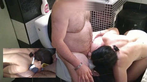 Femme soumise aux gros seins gorge profonde une bite pendant que je pisse sur les toilettes