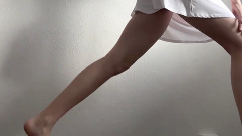 Jeune ado au corps parfait se livre au fétichisme des pieds laiteux et aux étirements sexy