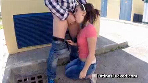 Bella ragazza latina cavalca un cazzo all'aperto in un parcheggio