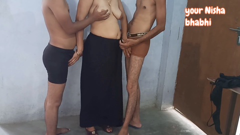 Trio hardcore con la famiglia Desi presentando un video porno tabù in cui una bionda indiana si diverte con due cazzi!
