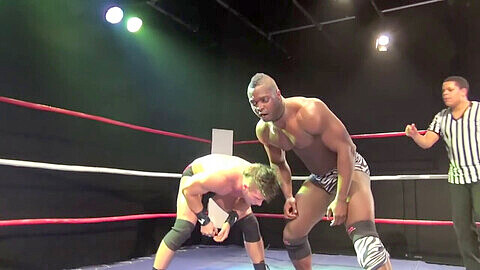 Intensa lucha entre los fornidos luchadores Josh Shooter y Zulu Warrior.